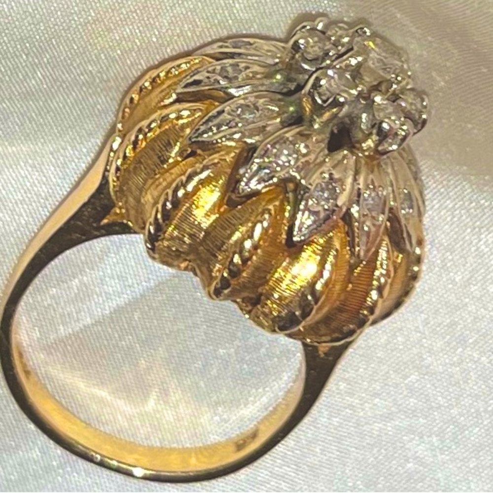 VINTAGE UNIQUE BOMBÈ DIAMOND RING 10.4 GRAMS 14KT YELLOW, WHITE & PLATINUM GOLD - Picture 10 of 10